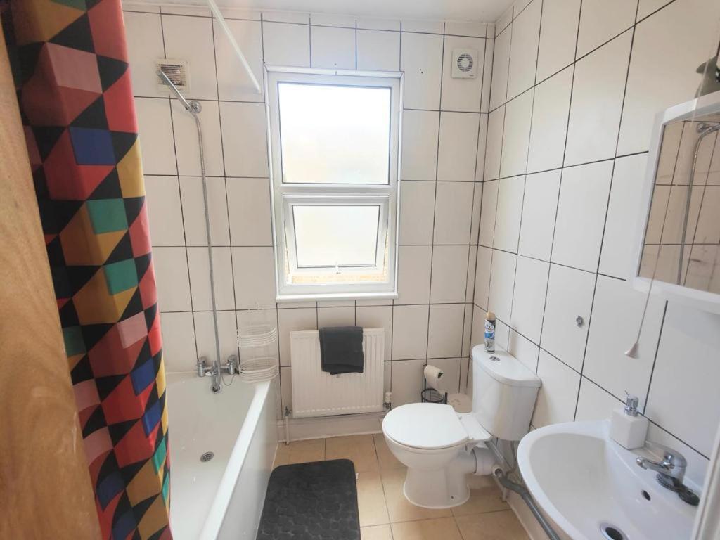 Lovely 3 Bedroom Serviced Apartment In Leytonstone London Exterior foto