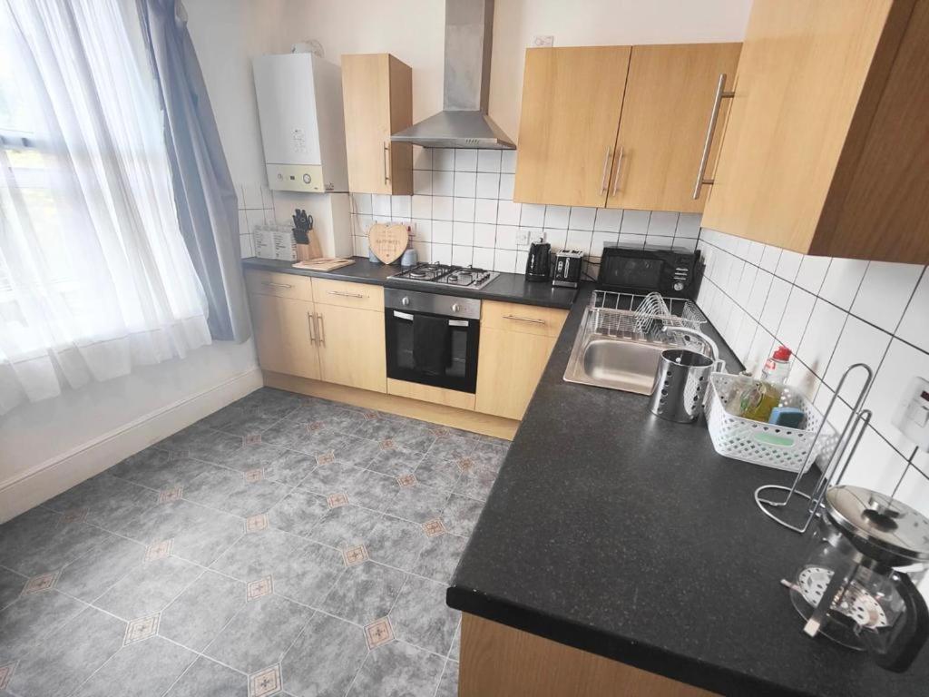 Lovely 3 Bedroom Serviced Apartment In Leytonstone London Exterior foto